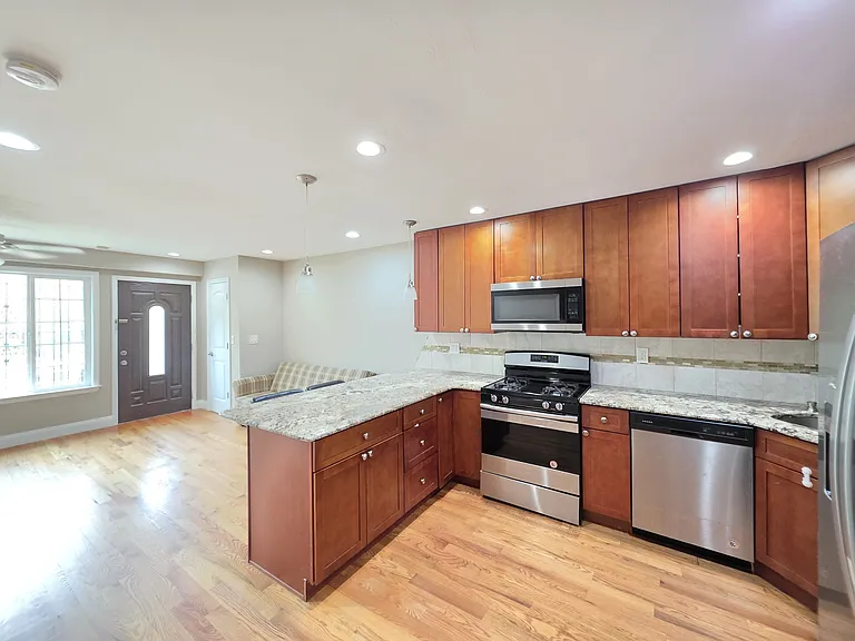18 Hill St — Photo 1