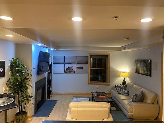3rd image of 123 W Washington Ave Unit 402