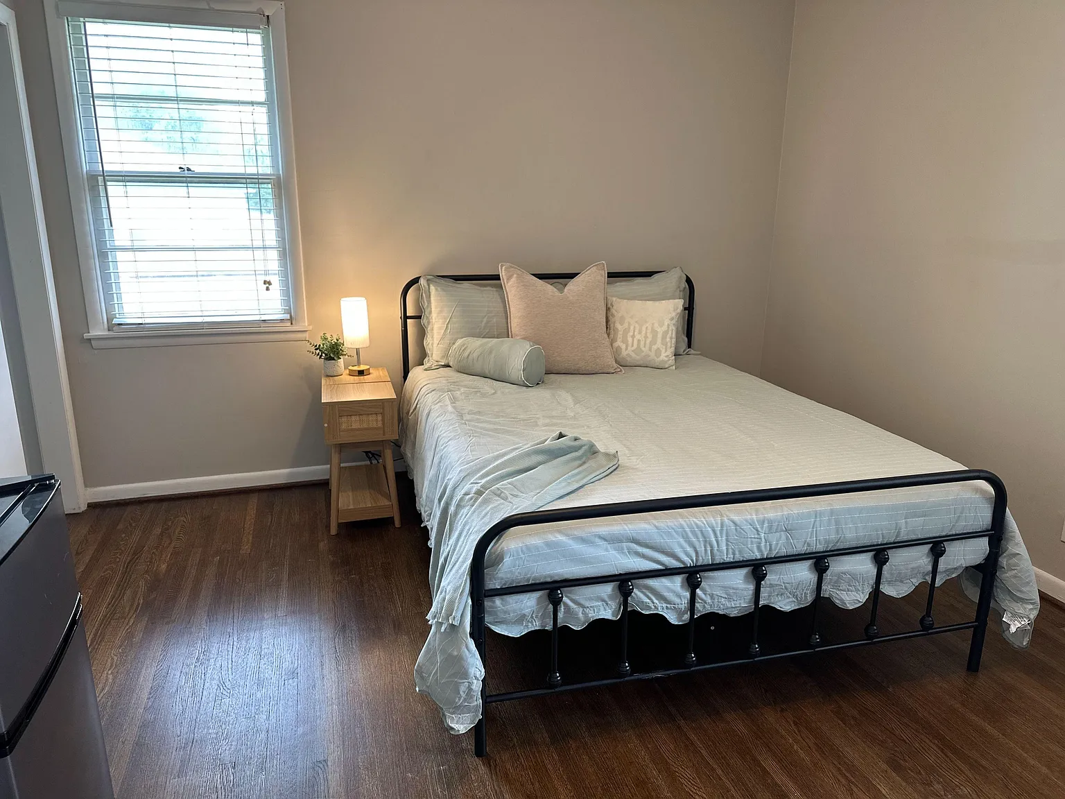 4 bed, 2.0 bath, 1647 sqft, $849 — Photo 1