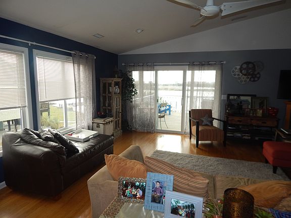 Living Room (3 of 3)