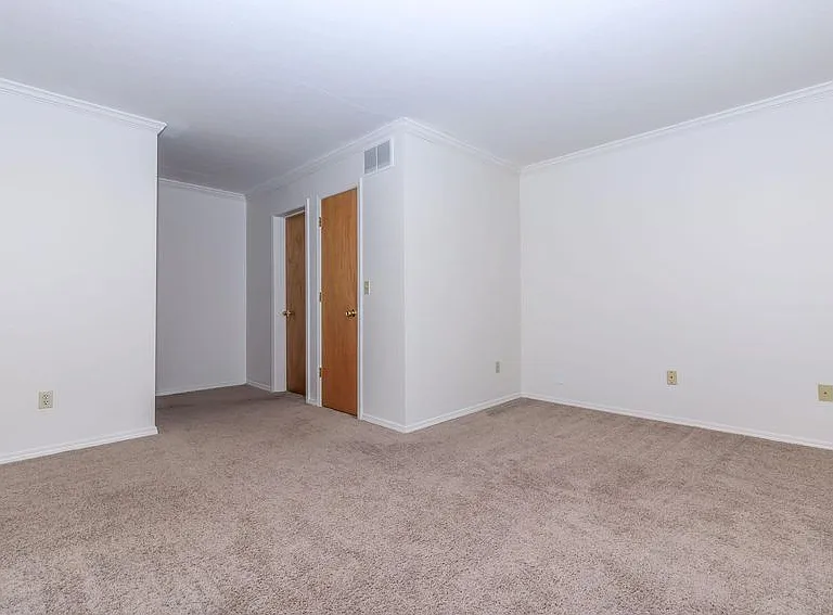 Regency Court Apartments — Photo 34