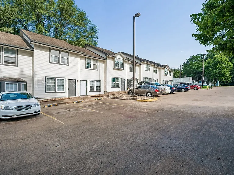 321 W South Ave — Photo 49