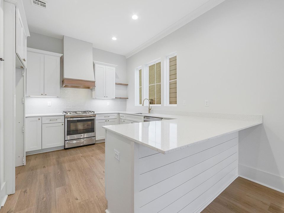 1st image of 325 Bacque Crescent Dr