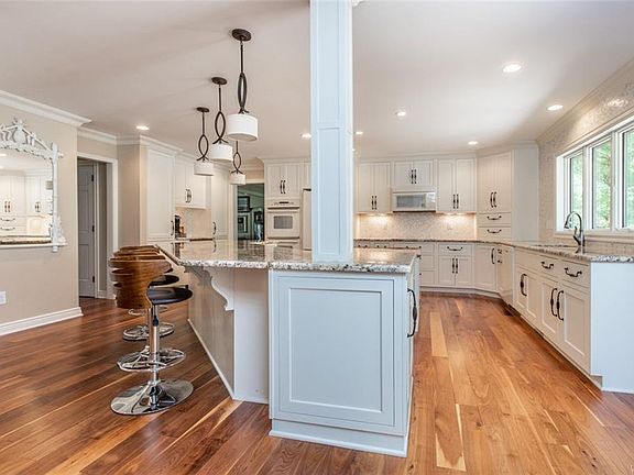 5th image of 172 Randwood Dr