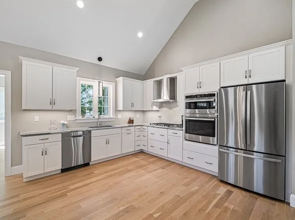 18 Vine Ln, Randolph, MA 02368