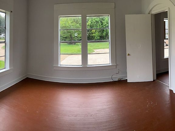 4th image of 1001 McDade St