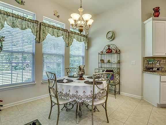 Eat-In & Formal Dining!