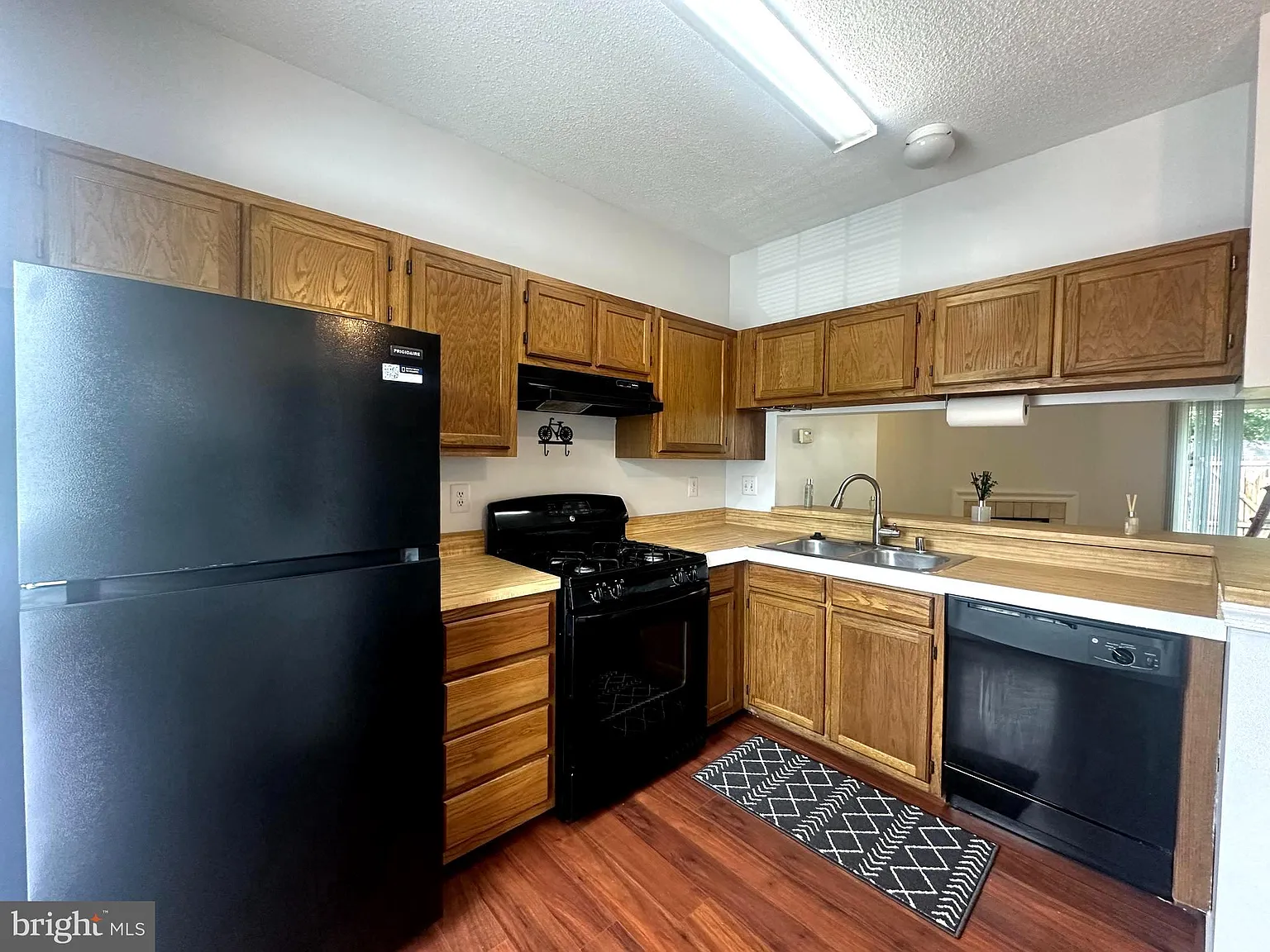 2 bed, 1.5 bath, 1008 sqft, $2,500 — Photo 4