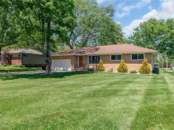 1055 Twilight Dr, Seven Hills, OH 44131