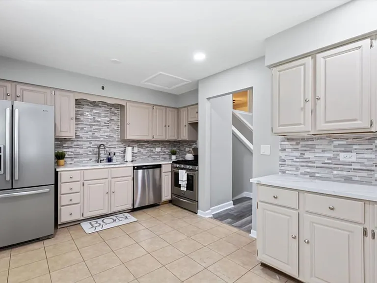 33W067 Bonnie St — Photo 14