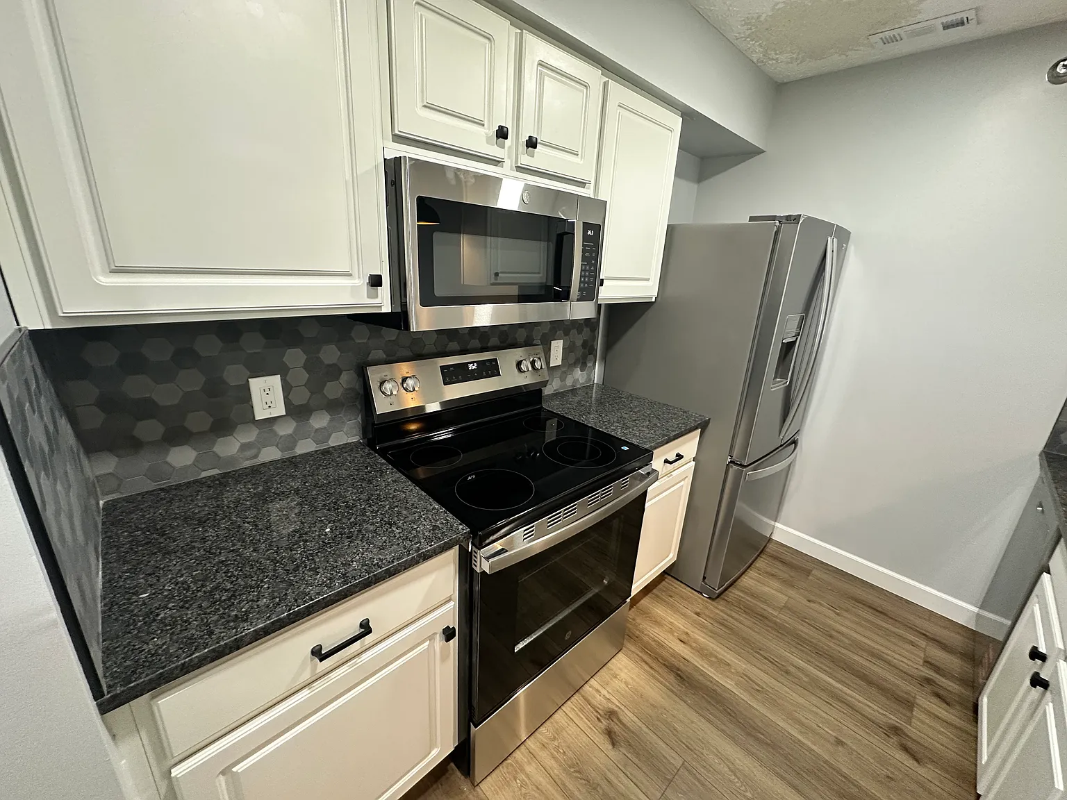 3 bed, $2,100 — Photo 4