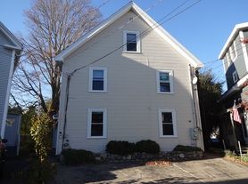 11 Crescent Sq, Newton, MA
