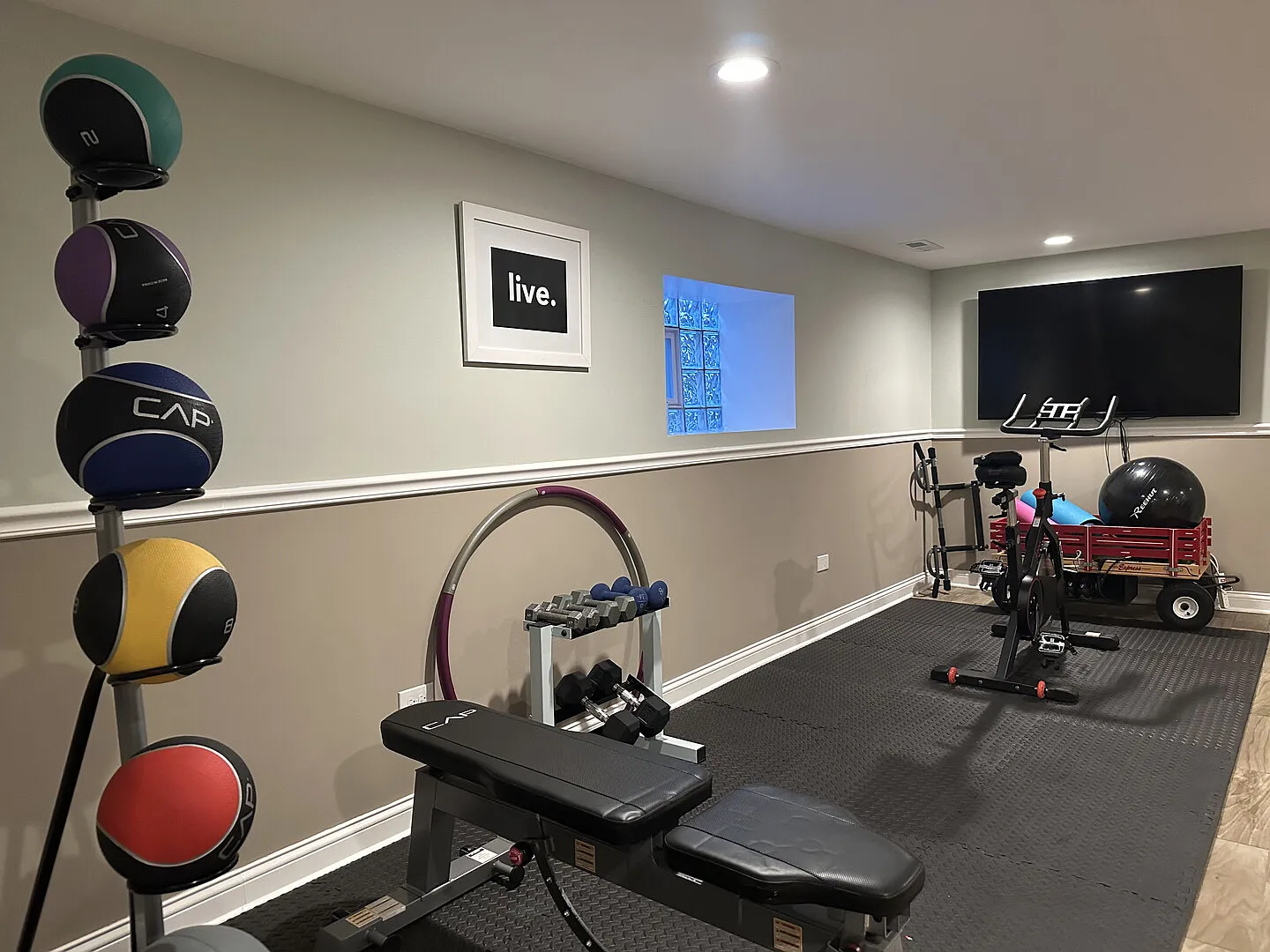 Fully Furnished - Large Home, Full In-Home Gym, Washer/Dryer, Wifi ++ — Photo 2