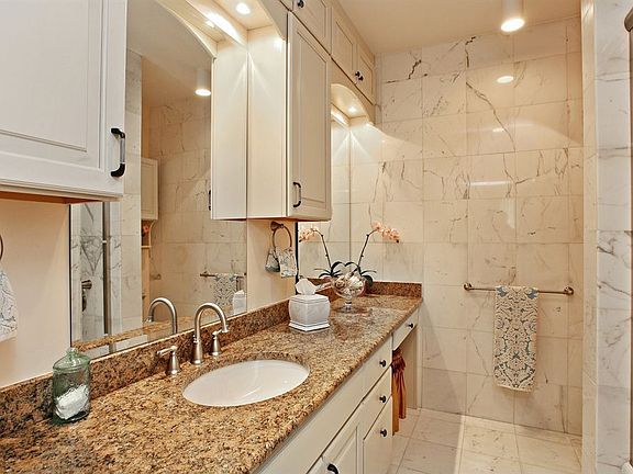 5th image of 167 E 61st St APT 5C