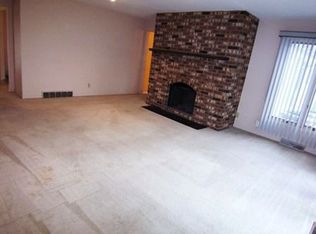 9 N Robinhood Cir, Oswego, IL