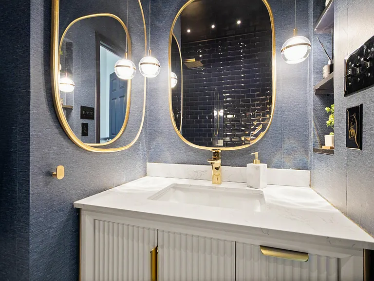 Upper level full bath