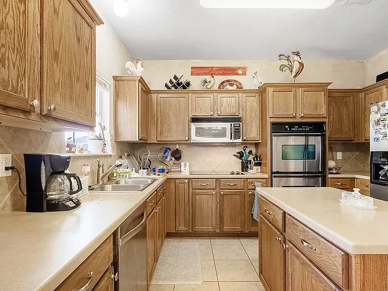 2426 Caroline Ct — Photo 13