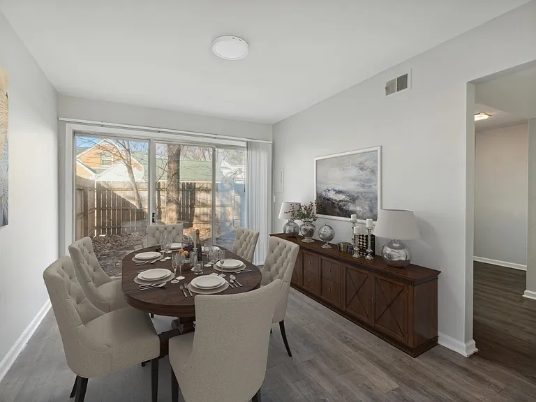 Jamestown Apartments & Townhomes — Photo 8