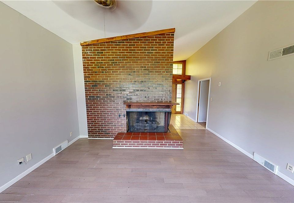 10th image of 1635 Robinson St