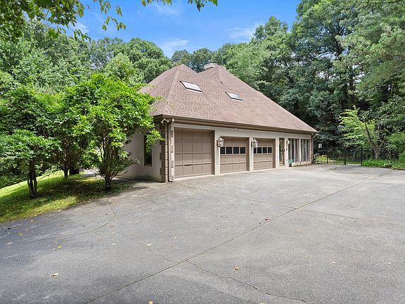 5th image of 5785 Northside Dr