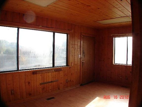 5th image of 458 N Railroad St