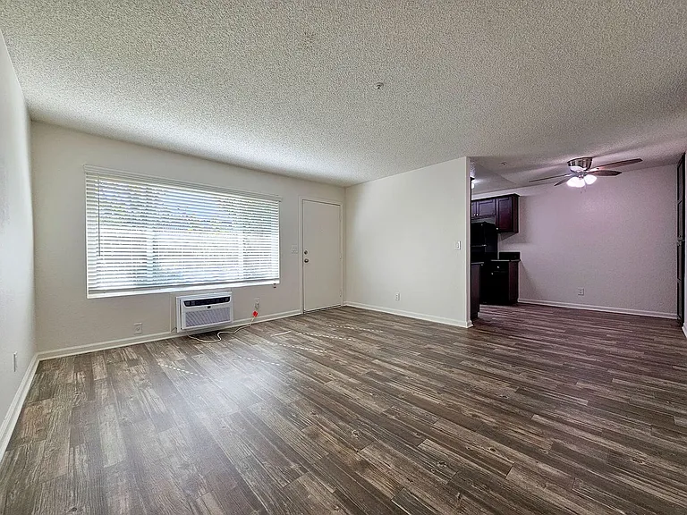 Newport Gardens Apartments — Photo 12