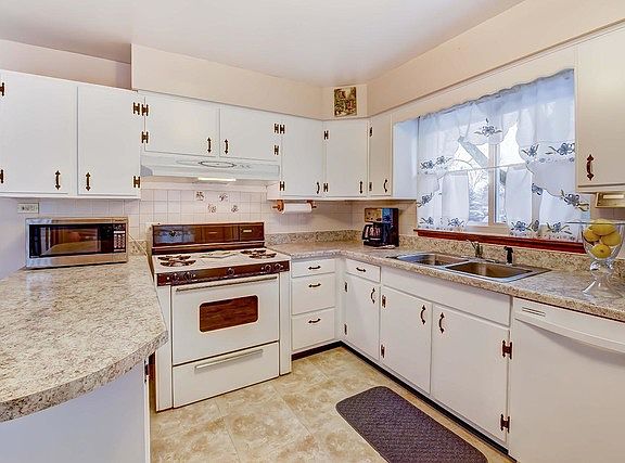5th image of 233 S Ahrens Ct