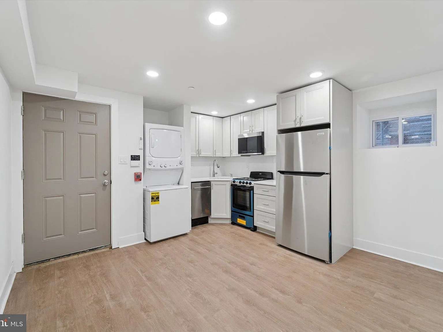 1 bed, 1.0 bath, 1872 sqft, $1,200 — Photo 3