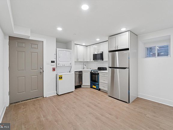 3rd image of 812 W Roosevelt Blvd #6