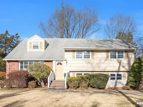 80 Werimus Ln, Woodcliff Lake, NJ 07677