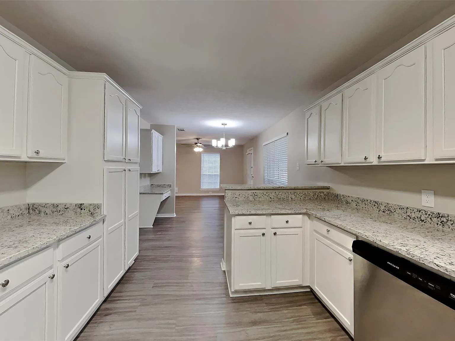 3 bed, 2.5 bath, 2300 sqft, $2,450 — Photo 4