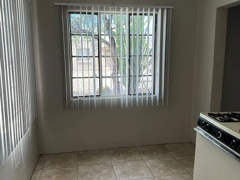 2620 N Stone Ave — Photo 4