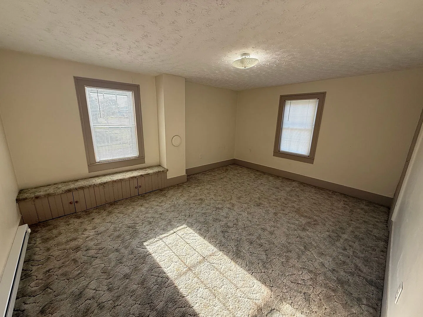 Country Charmer in Clover Hill in Dayton Spacious 2-Bedroom Home with Beautiful Views! — Photo 3