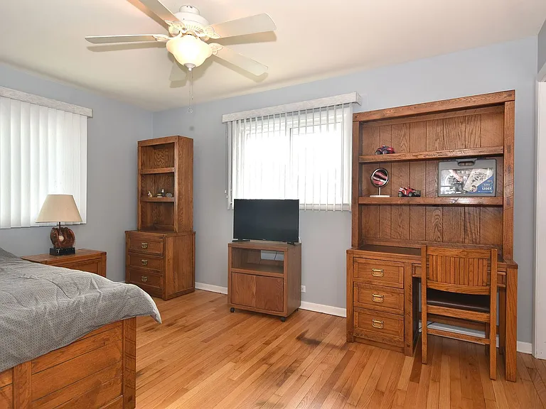 861 S Hawthorne Ave — Photo 2