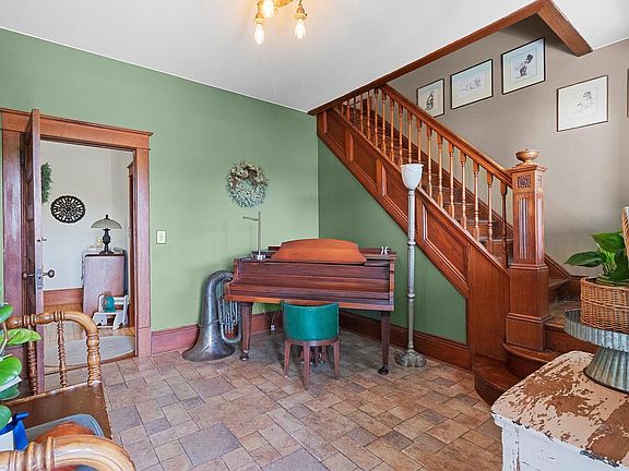 4th image of 848 E Washington AVENUE