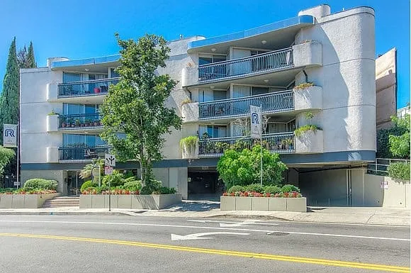 125 N Barrington Ave — Photo 9