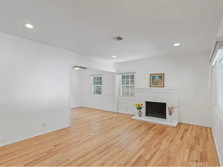 15460 Sylvan St — Photo 7