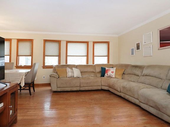 5th image of 162 Woodbine Ave