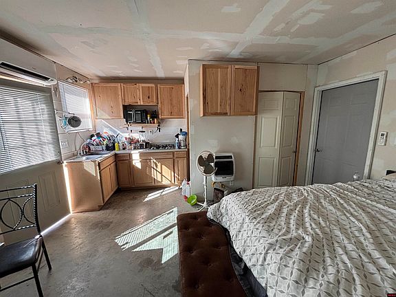 5th image of 843 Hugh Ln