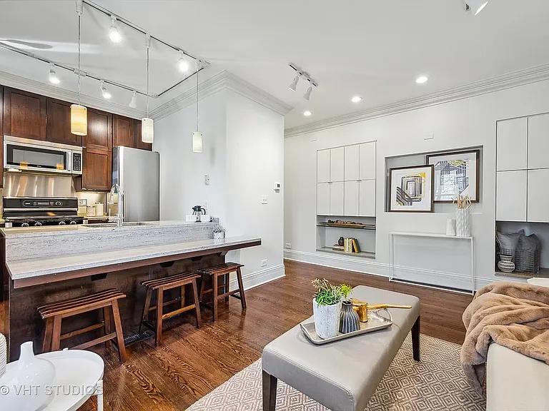 2026 N Burling St #307 — Photo 7