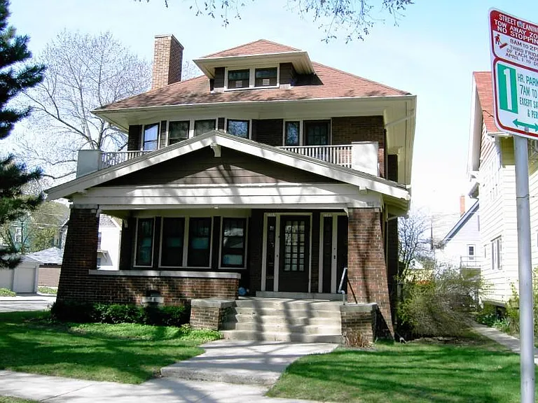 1820 E Hartford Ave — Photo 1