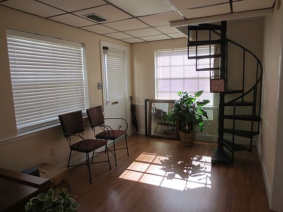 4th image of 7705 Holiday Dr
