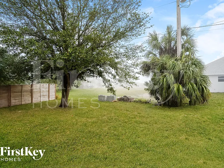 629 NE Juanita Ct — Photo 17