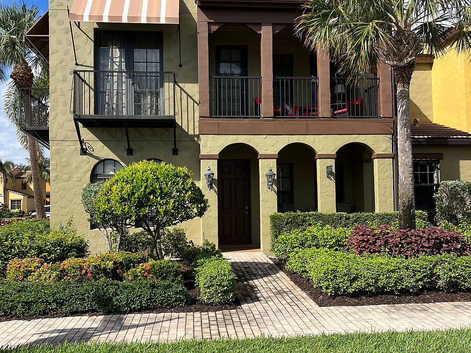 Lower level of this corner condo is for rent. Directly across from the main pond with multiple fountains.