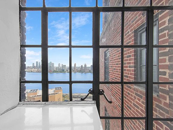 4th image of 5 Tudor City Pl APT 2033