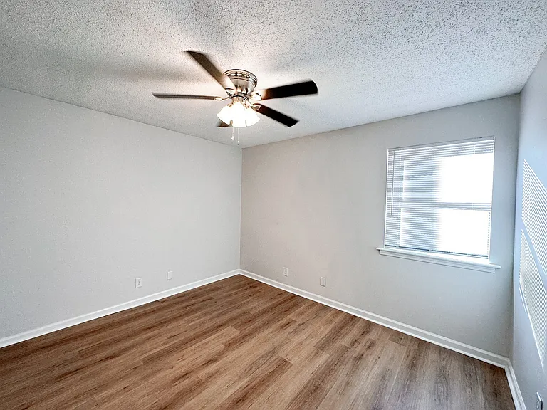 470 Martha Ln #H — Photo 21