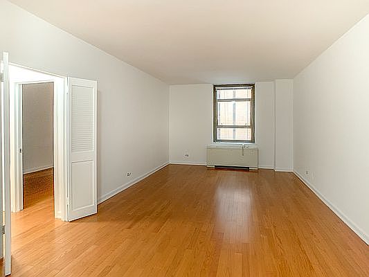 5th image of 4 Park Ave APT 7G