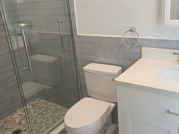 3rd image of 10 E Walnut St