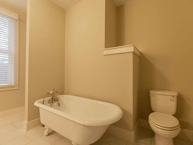 1121 E Crockett St — Photo 18