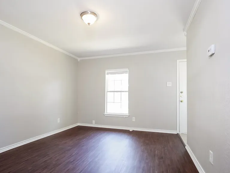 1050 Brownwood Dr — Photo 3